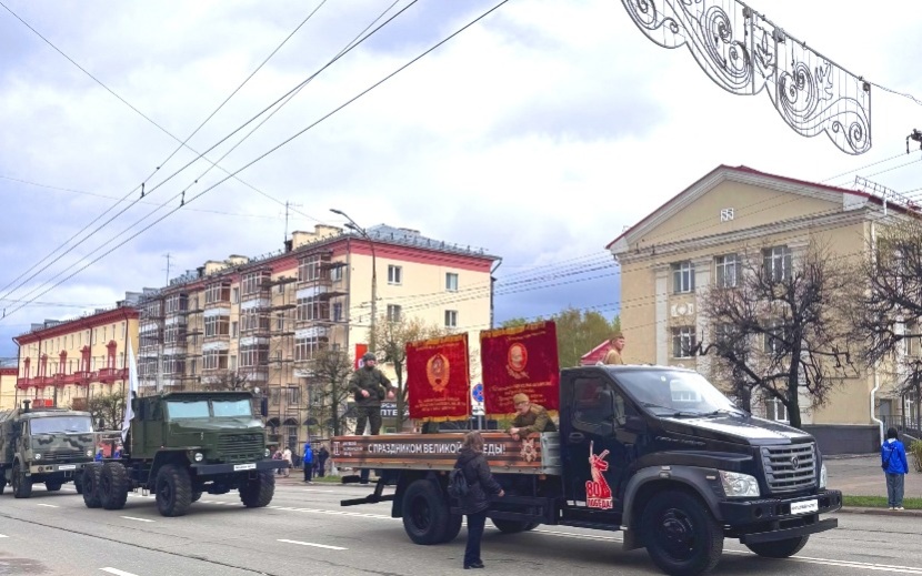 Вслед за пешими взводами ехала автоколонна