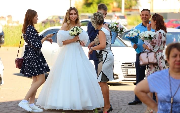 Шесть свадеб за час: как прошло утро возле ижевского ЗАГСа 8 июля 