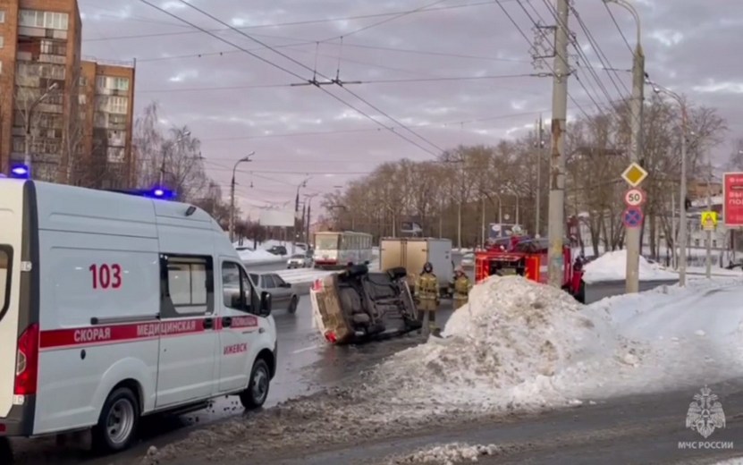 Автомобиль перевернулся на улице Кирова в Ижевске