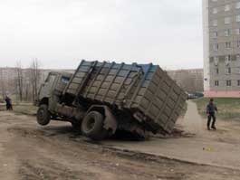 На улице Баранова асфальт не выдержал вес мусоровоза. Машина едва не перевернулась набок