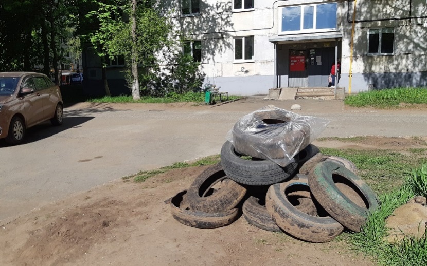 Покрышки на улице Ворошилова теперь лежат неаккуратно