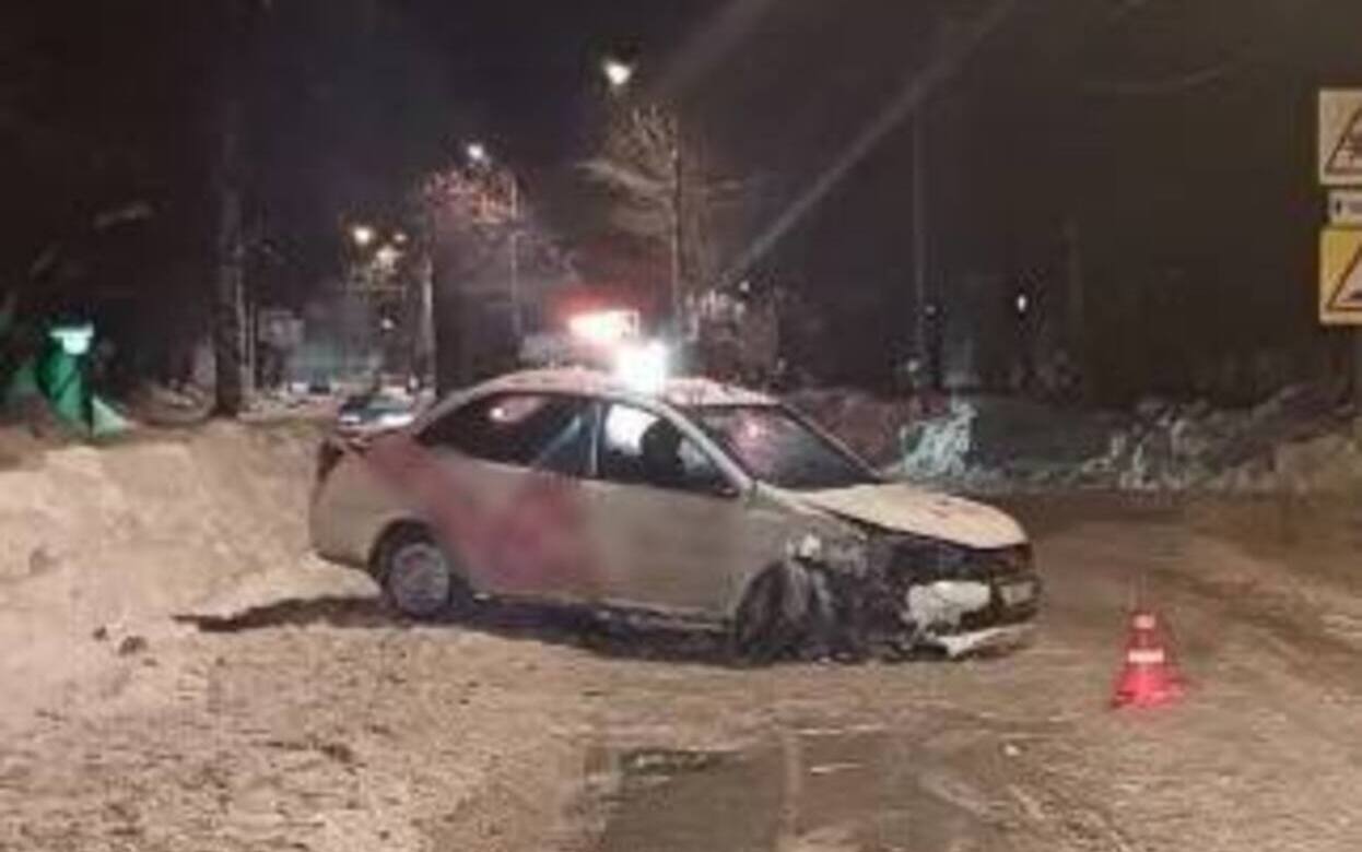 «Лада Гранта» врезалась в опору освещения в Ижевске