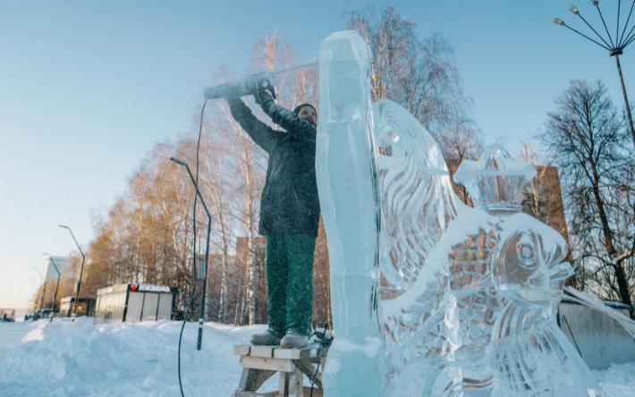 Видео: как на Центральной площади Ижевска строят ледовый городок 