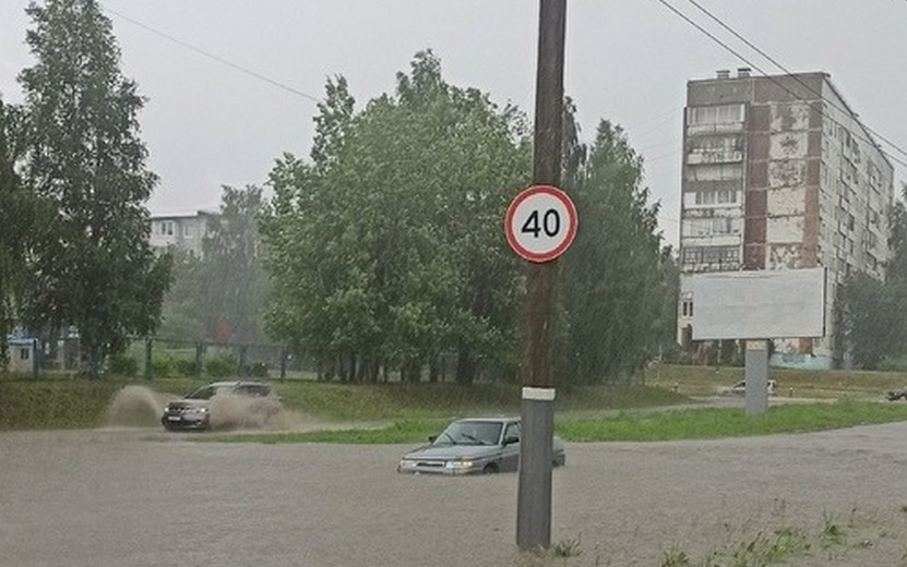 Город-река: жители Ижевска делятся кадрами затопленных после дождя улиц