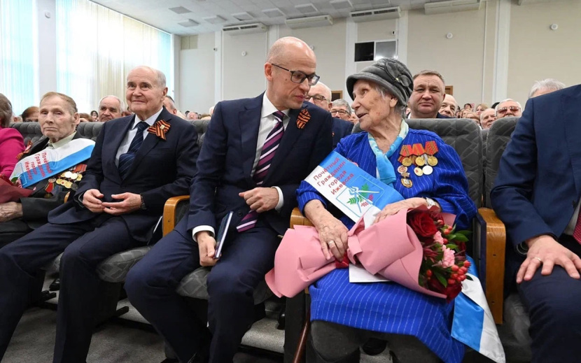 Александр Бречалов общается с Антониной Андреевной Щениной, которая была шофером в годы Великой Отечественной Войны, а затем много лет проработала на Ижевском электромеханическом заводе. Ей присвоили звание Почетного Гражданина города Ижевска