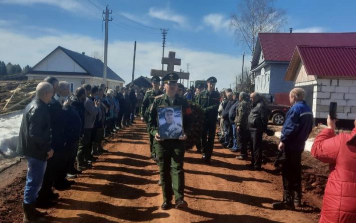 С погибшим на Украине старшим сержантом простились в Удмуртии