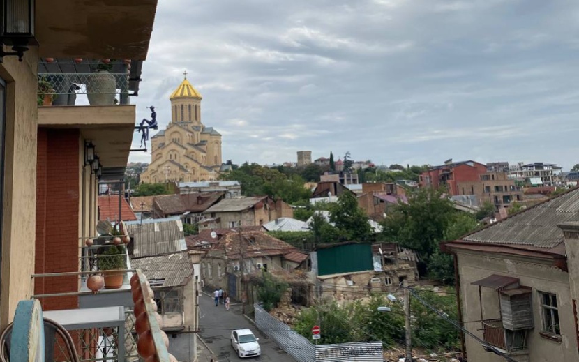 Тем не менее, и в городе можно окунуться в особенную атмосферу.