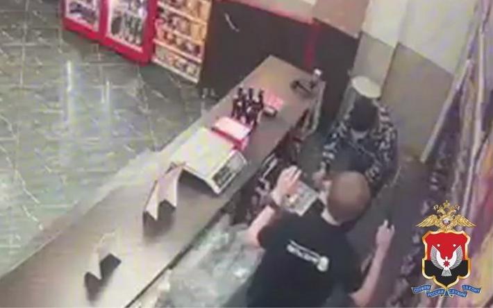 Мужчина с ножом ограбил магазин на ул. Пушкинской в Ижевске