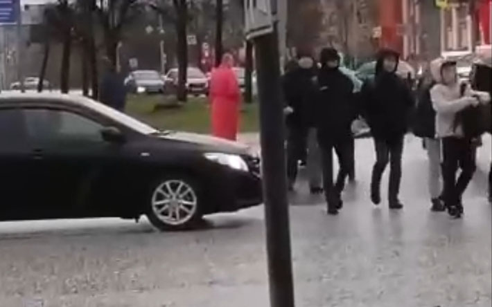 Мужчину в розовом халате заметили на перекрестке улиц Кирова и Удмуртской в Ижевске