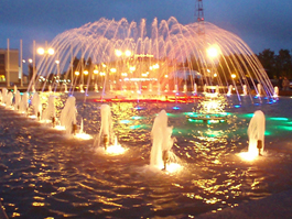 Светомузыкальный фонтан во всей своей красе. Зрелище можно наблюдать ежедневно с 21:00 до 22:00 (фото сделано в 2008 году, тогда узор фонтана был немного другим)