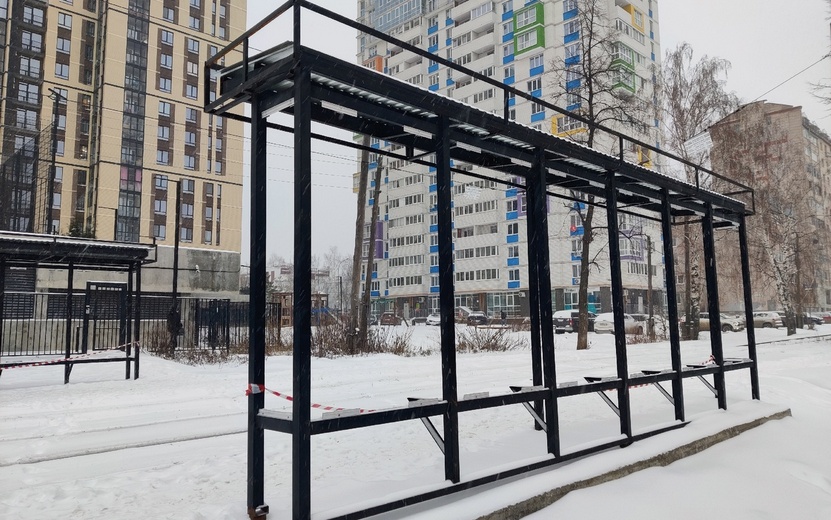 Фотофакт: остановки без стекол установили на улице Льва Толстого в Ижевске