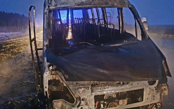 Микроавтобус сгорел на трассе в Удмуртии