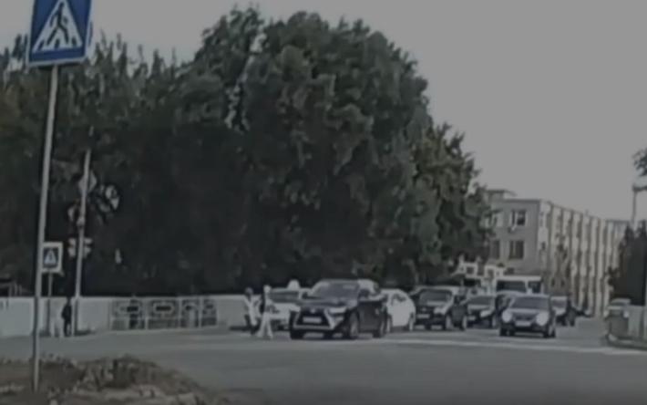 Чуть не убившего двух пешеходов лихача на «Лексусе» нашли по видео в соцсети в Удмуртии