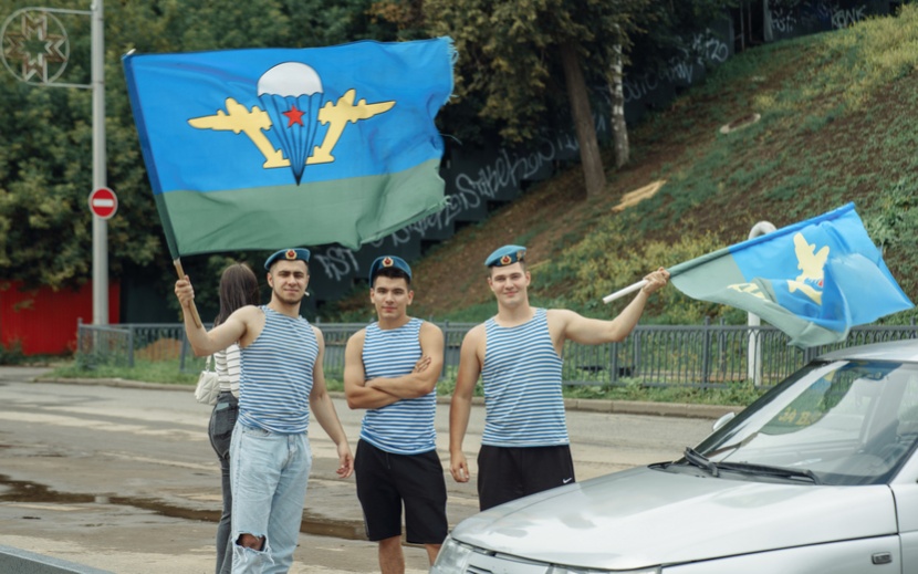 Вечером десантники гуляли на набережной городского пруда. Фото: Маша Бакланова