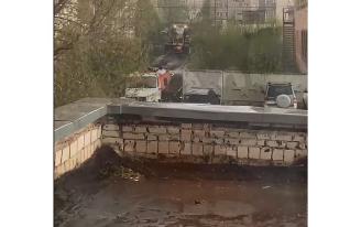 Власти Ижевска прокомментировали видео из телеграм-канала Собчак с ремонтом дороги в дождь 