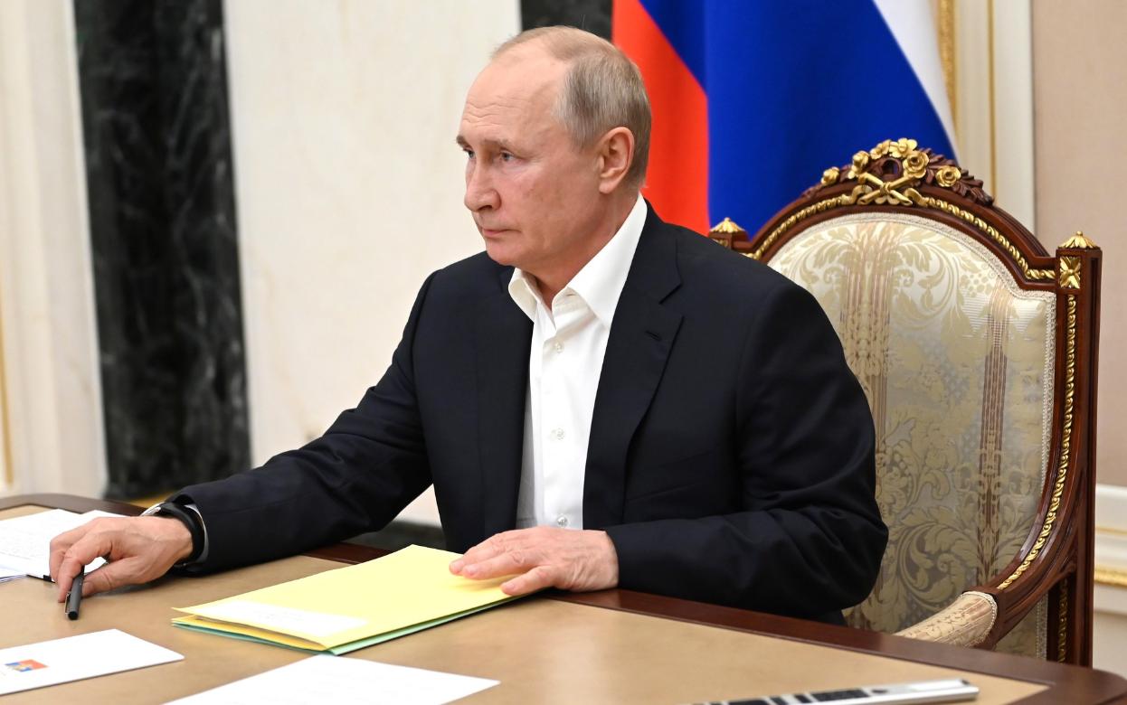 Путин объяснил сбои в работе интернета