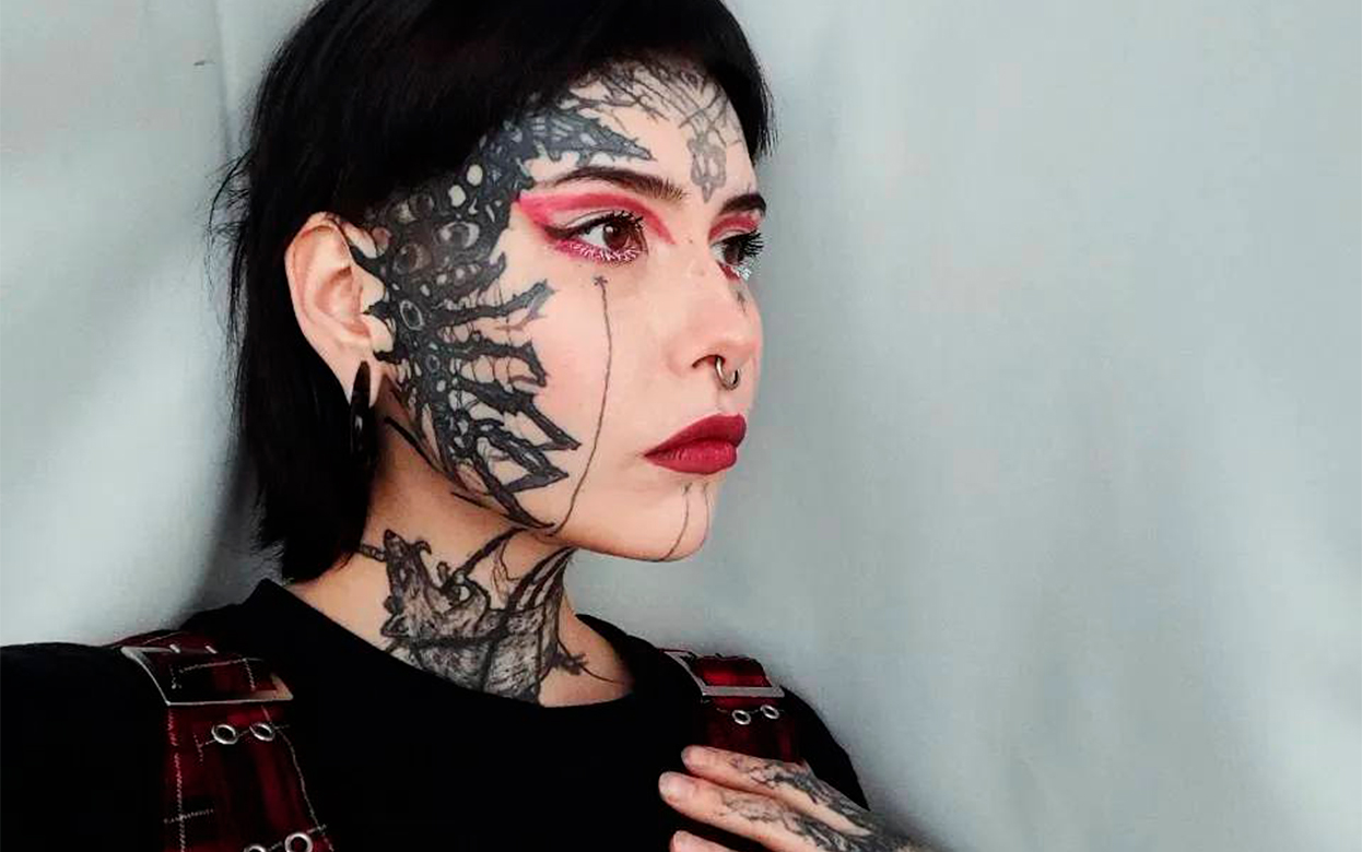 «Я не прокаженный человек»: история жительницы Ижевска с тату на лице