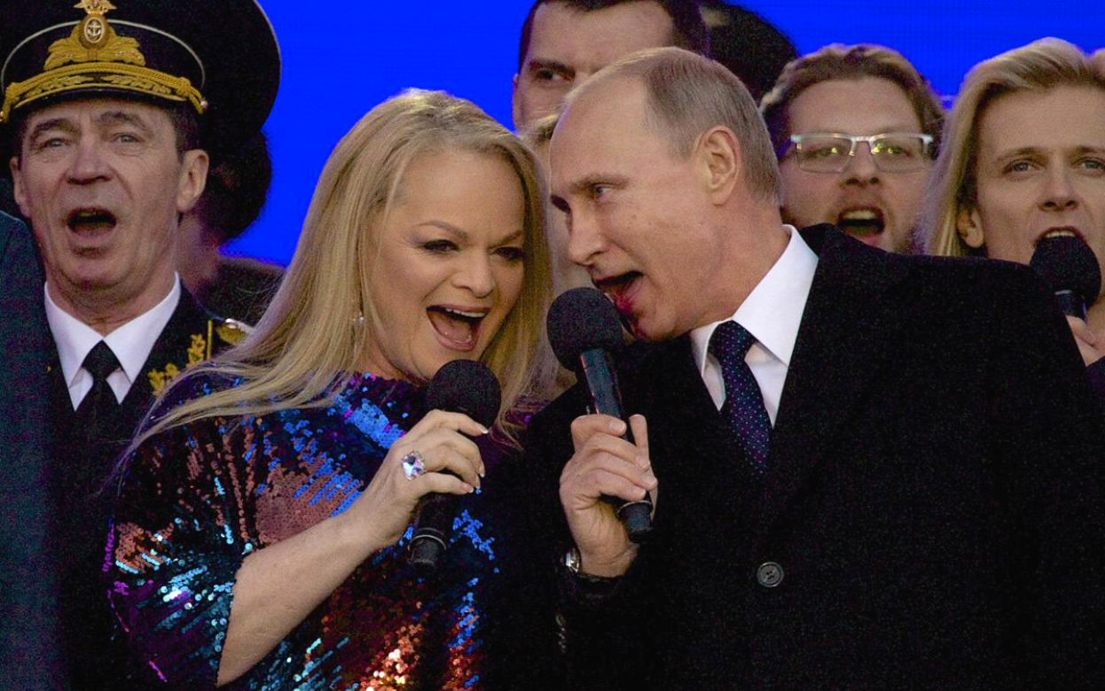 «Сияет от счастья»: Лариса Долина неожиданно призналась в новом романе – поклонники гадают, кто покорил сердце певицы