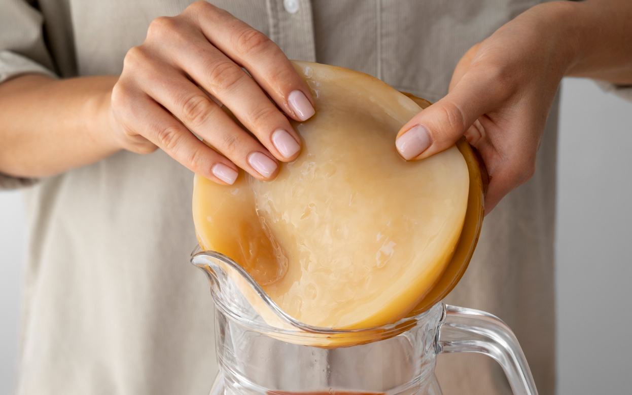 От кухонного ужаса до нишевого напитка: что такое чайный гриб, известный как комбуча