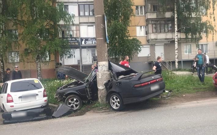 Легковушка врезалась в столб на улице Петрова в Ижевске