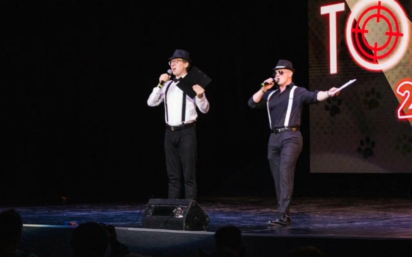 Ведущие исполняют опенинг из Евангелиона – зал взрывается аплодисментами. 