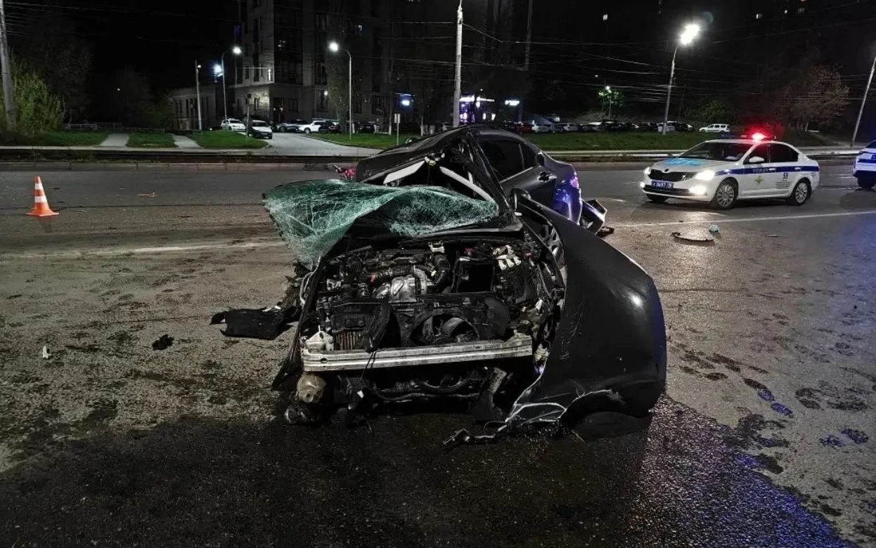 В Ижевске нетрезвый водитель на «Пежо» врезался в опору – пассажир в тяжелом состоянии