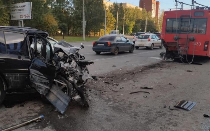 Три человека пострадали в столкновении «Тойоты» и троллейбуса в Ижевске