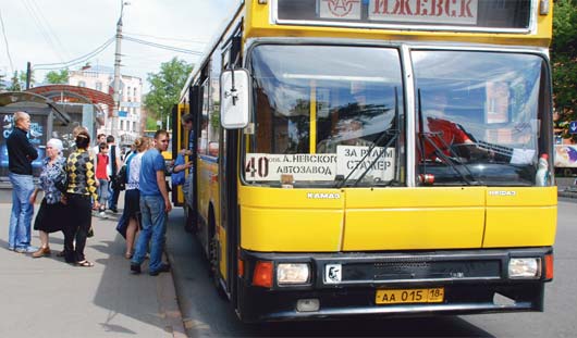 Несмотря на большое количество маршрутов на центральных улицах, очереди на автобусы все еще остаются