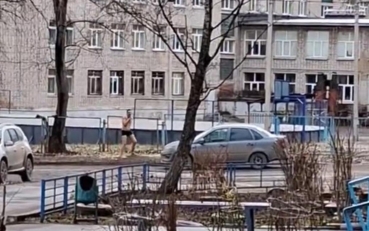 Неадекват в одних трусах проник в школу в Ижевске