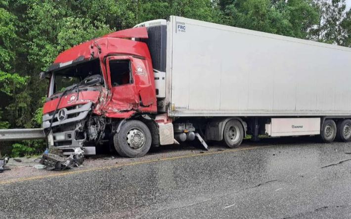 Один водитель пострадал в столкновении двух грузовиков в Удмуртии