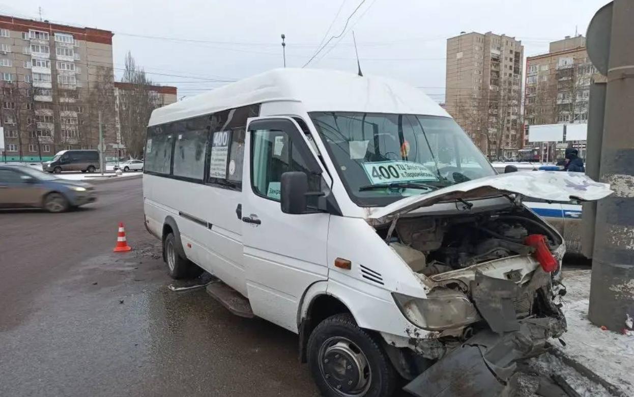 Четыре человека пострадали в ДТП с маршруткой в Ижевске