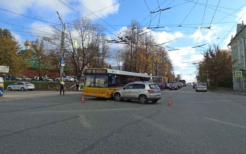 Внедорожник и автобус столкнулись в центре Ижевска