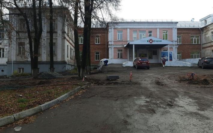 Забор снесли вокруг бывшего роддома № 3 в Ижевске
