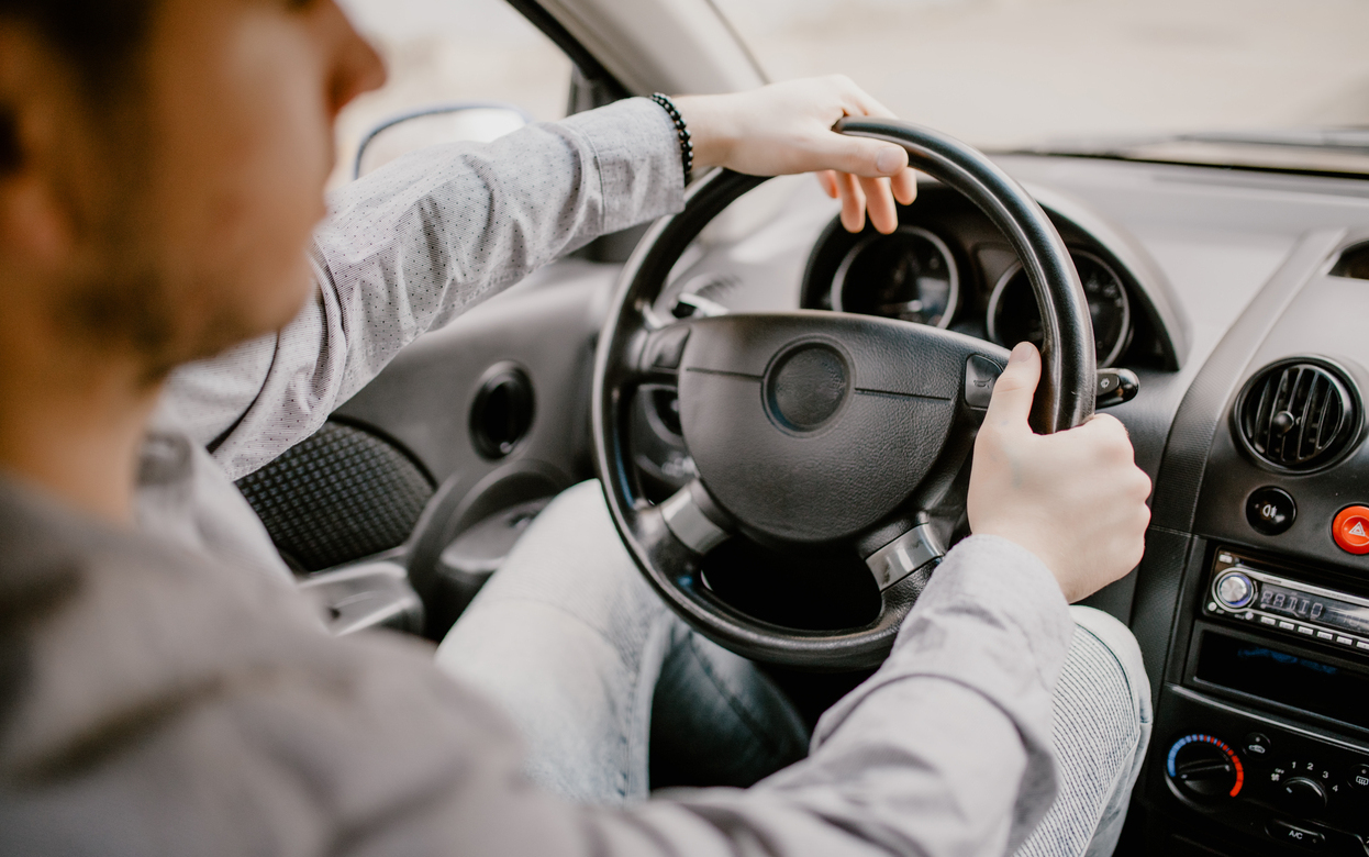 В России предложили запретить курение в автомобилях с детьми