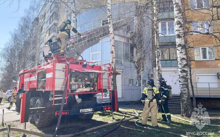 Клиника загорелась на улице Петрова в Ижевске