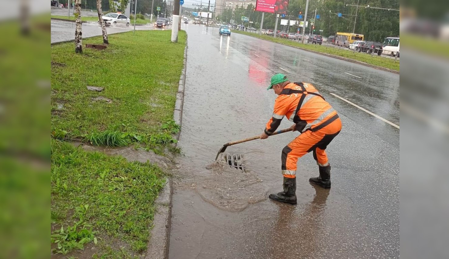 В Ижевске дорожные службы начали устранять последствия ливня