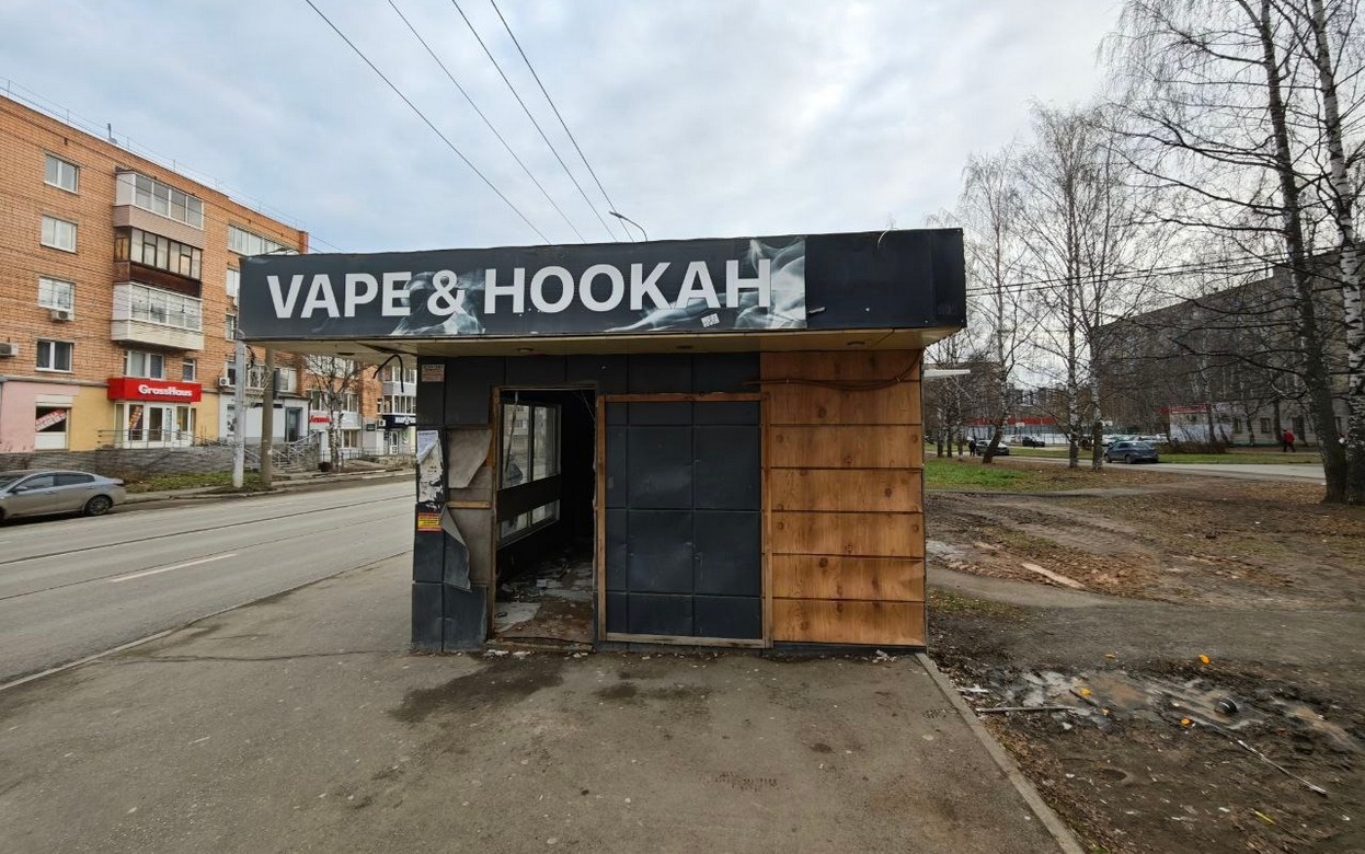 Ларек на остановке транспорта в Ижевске превратился в ночлежку для бездомных