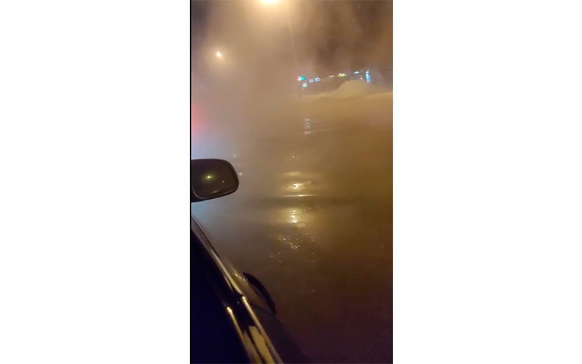 Улицу Ворошилова затопило в Ижевске из-за прорыва на сетях