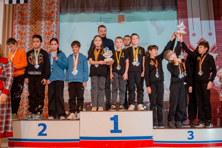 Моменты церемонии награждения победителей и призеров шахматного турнира.