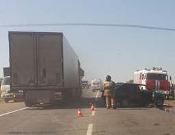 В Удмуртии водитель легковушки попал в больницу после столкновения с грузовиком