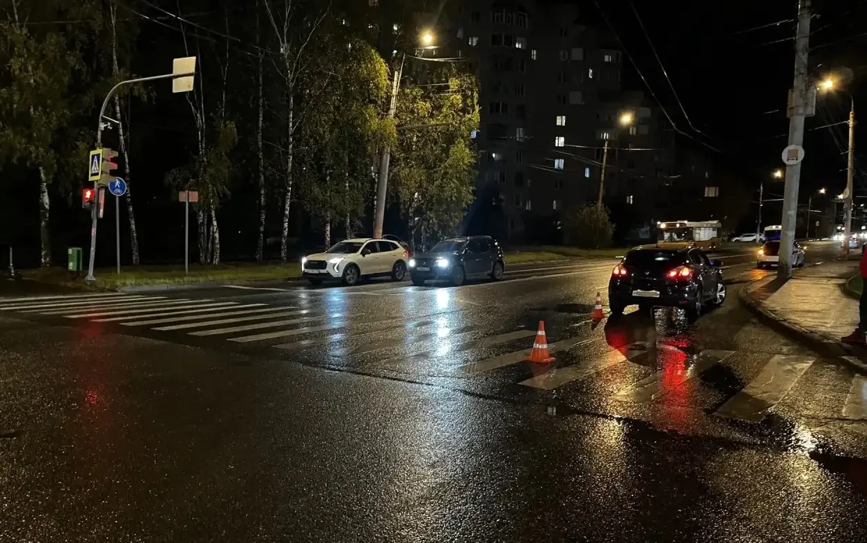 Водитель «Рено» сбил двух девушек на Буммаше в Ижевске