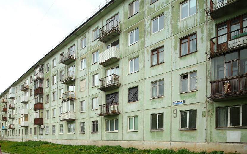 Балконы на первой «хрущевке» демонтируют в Ижевске