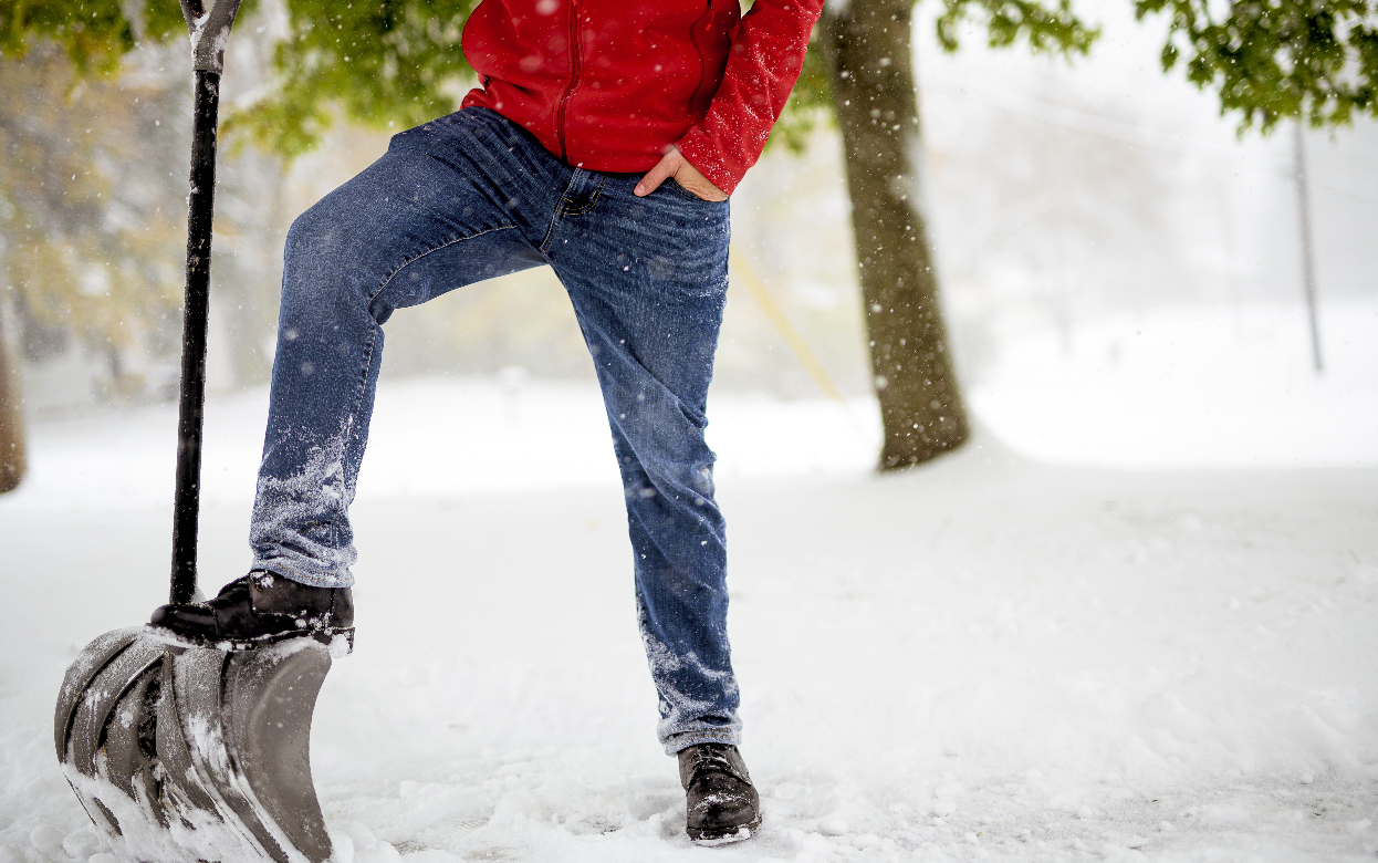 Опрос IZHLIFE: 42% ижевчан все выходные провели с лопатой в руках