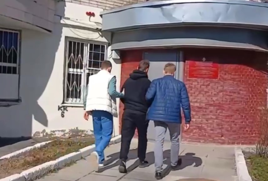 Обвиняемого в мошенничестве на 8 млн руб. бизнесмена задержали в Ижевске. Видео: пресс-служба СУ СКР по Удмуртии