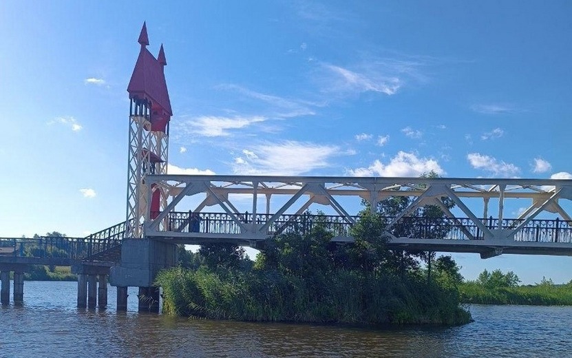Плавучий остров закрепили к мосту на Воложке в Ижевске