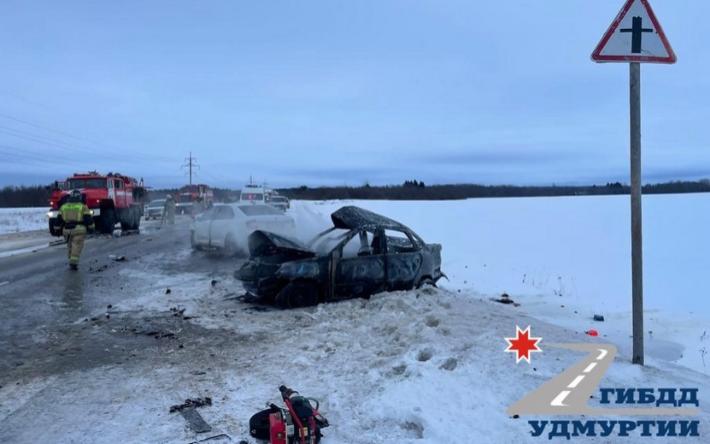 Водитель и пассажирка сгоревшей «Гранты» погибли на дороге в Удмуртии