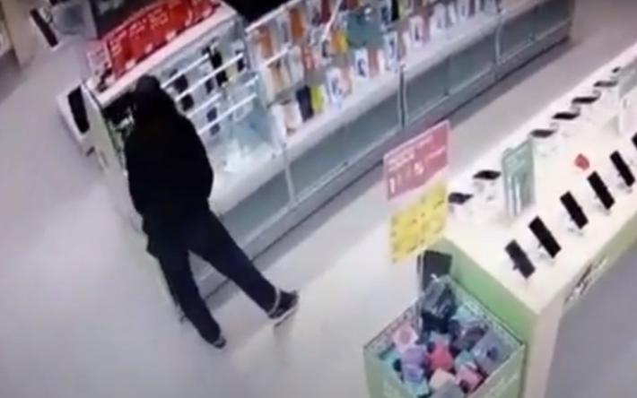 Подростка из Самары подозревают в краже гаджетов на 700 тыс. руб. из магазинов Ижевска