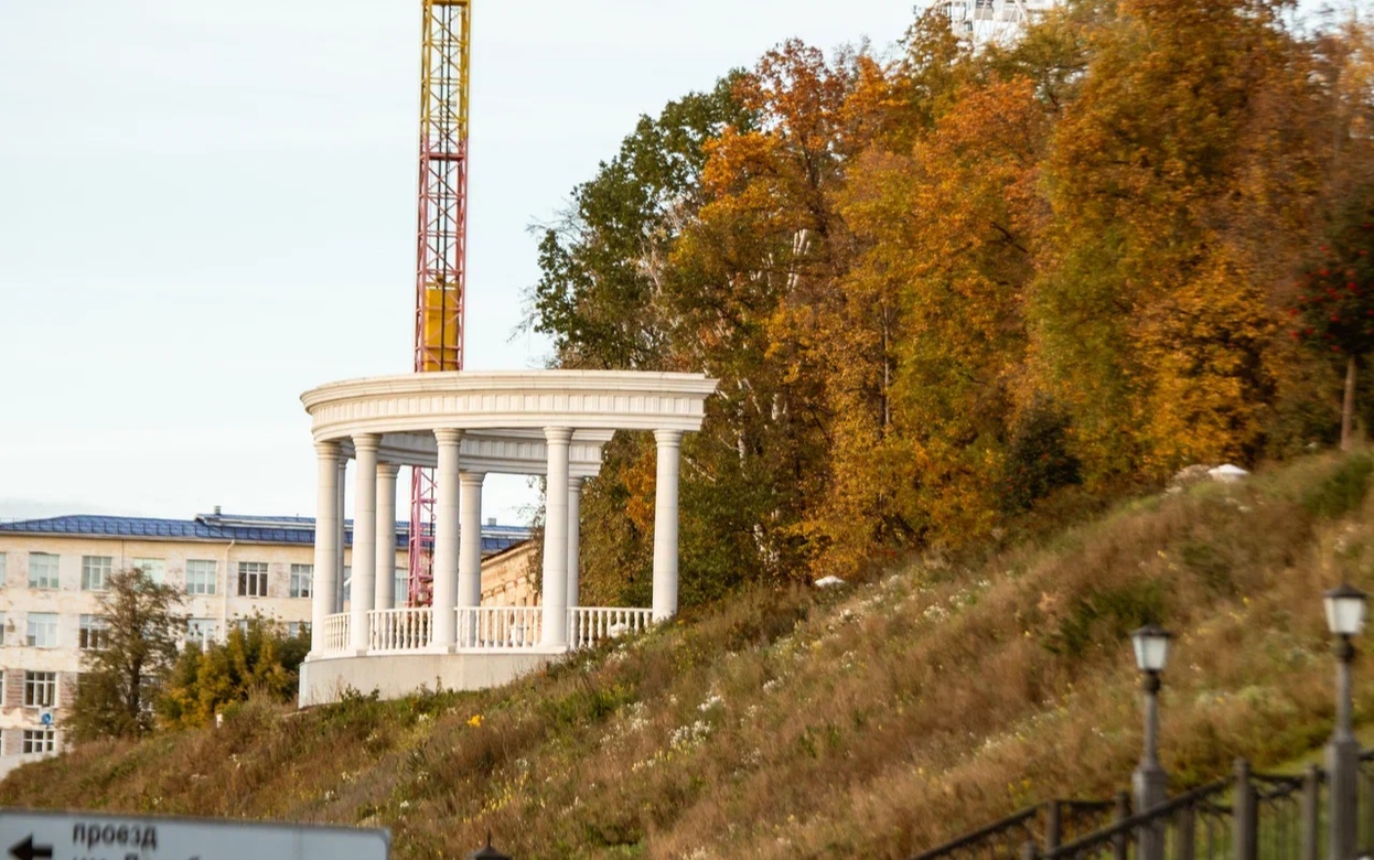 Постоянная смена учителей в школах, вырубка сквера около монумента и проблема бабушек и внучек: что обсуждают ижевчане в социальных сетях 27 ноября