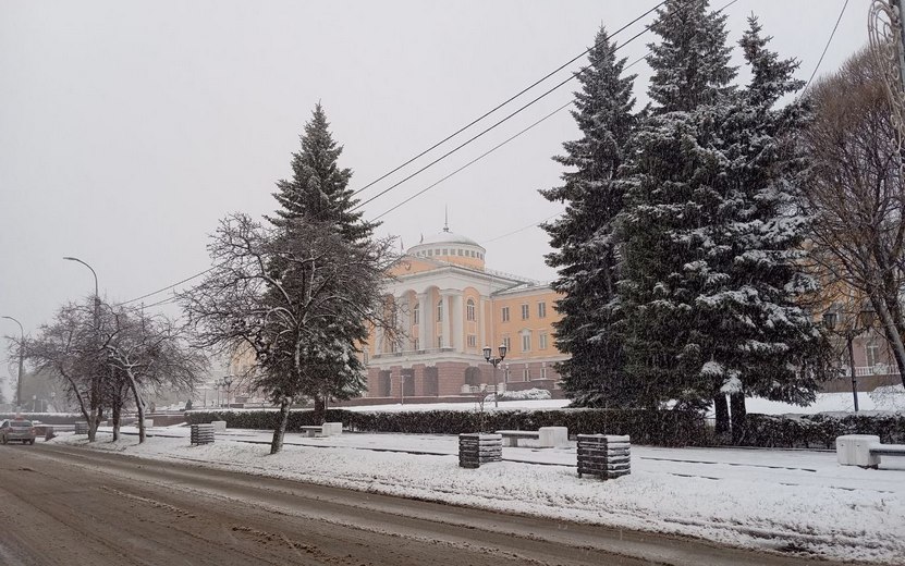 Фотофакт: мощный снегопад накрыл Ижевск