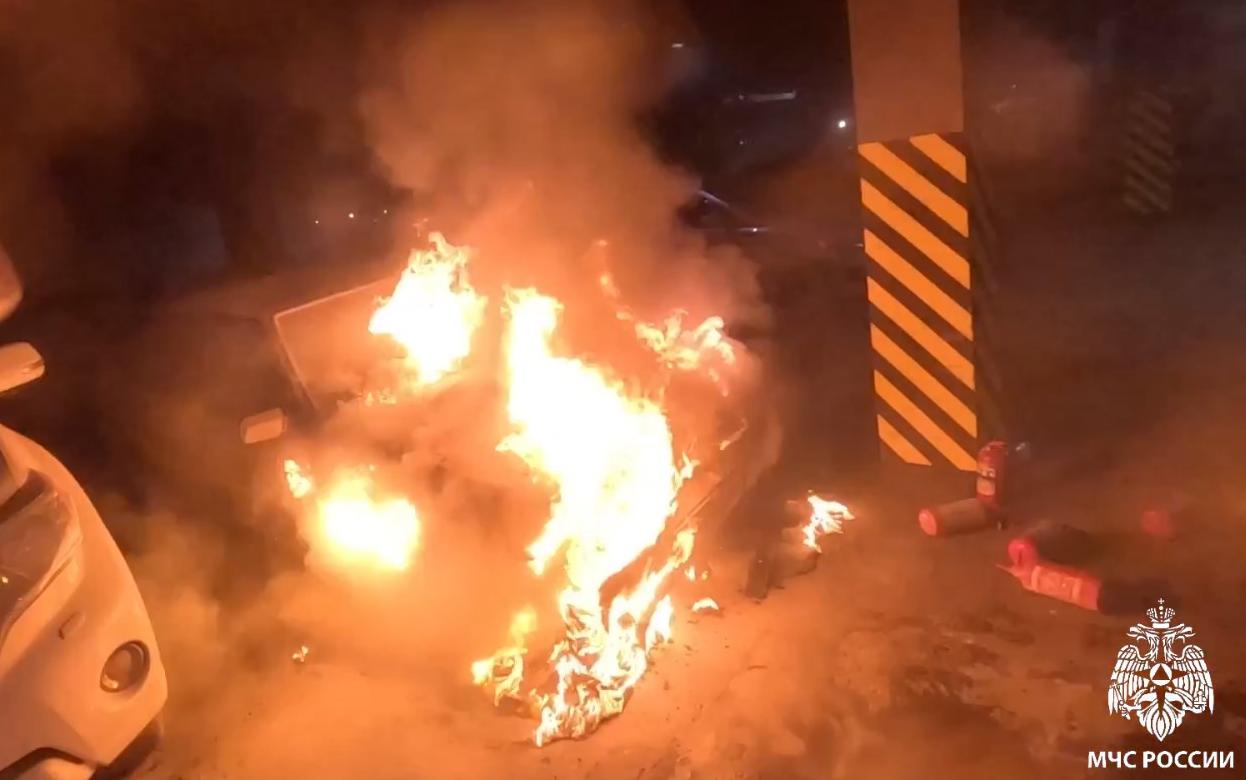 Машина загорелась на крытой парковке в Ижевске